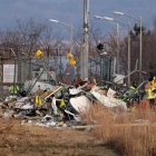 Se ven restos del avión de Jeju Air en el aeropuerto internacional de Muan en Muan, a 288 kilómetros al suroeste de Seúl, Corea del Sur, este domingo 29 de diciembre de 2024.