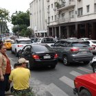 El transito complico el movimiento tanto de conductores como peatones.