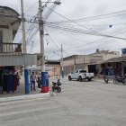 La víctima caminaba por este punto, cuando dos personas dispararon contra él.