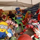 Más de 100 monigotes se comercializan en las carpas ubicados frente a la Tribuna del Sur, en el sector de la Atahualpa.