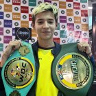 Valentino Dimitrov Alcívar posa con los cinturones que ha ganado en la rama amateur a nivel nacional y mundial, con tan solo 11 años.