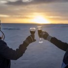 Este 22 de diciembre de 2024 dos turistas celebran en el salar de Uyuni (Bolivia)