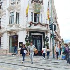Las calles del Centro Histórico de Cuenca lucen con gran cantidad de ciudadanos.