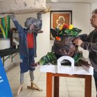 Creatividad. Hernán Alvarado, del barrio El Vado, explica sobre la elaboración de los monigotes.