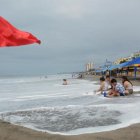 Riesgos recomienda no ingresar al mar mientras la alerta esté vigente; el riesgo es alto.