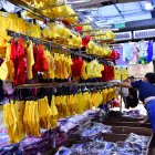 Lencería. Hay locales donde solo quedan prendas amarillos y rojos.