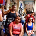 Belleza. Puestos informales en la calle Chile para poner extensiones.