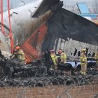 Bomberos y equipos de rescate trabajan en el lugar donde un avión Boeing 737-800 de Jeju Air se estrelló y estalló en llamas en el Aeropuerto Internacional de Muan.