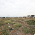 El predio abandonado entre Mucho Lote y Bastión Popular está lleno de desechos. También se evidencia la presencia de consumidores de droga.