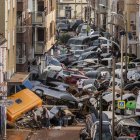 Decenas de vehículos apilados en una calle de Sedaví tras ser arrastrados por la corriente durante la dana el pasado 29 de octubre.