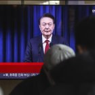 Una pantalla de televisión muestra una transmisión en vivo del presidente de Corea del Sur, Yoon Suk Yeol, dirigiéndose a la nación.