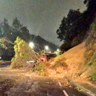Deslizamiento de tierra en la Av. Simón Bolívar entre Zámbiza y el redondel de Gualo en sentido norte-sur.