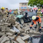 Los bloques de cementos quedaron en la vía
