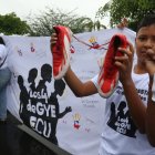 Familiares de niños desaparecidos en Guayaquil permanecen en los alrededores del complejo judicial.