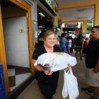 Cena. Desde temprano los clientes salieron a comprar una pierna de cerdo para celebrar el fin del 2024 y la llegada del 2025.