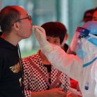 Una persona se presenta para la toma de una muestra para verificar un posible contagio.