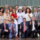 El presidente Lula da Silva, posa para una fotografía con la primera dama, Rosangela "Janja" da Silva (con una blusa roja), y miembros de su gabinete.