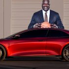 La gigante leyenda del basquet junto al auto inspirado en él.