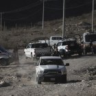 Agentes de la Guardia Nacional, policía estatal y peritos investigan la zona donde fue encontrado el cuerpo de un agente del Instituto Nacional de Migración de México (INM), este lunes en Ciudad Juárez (México).