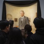 Los visitantes de la Galería Nacional de Retratos del Smithsonian contemplan un retrato del expresidente estadounidense Jimmy Carter en la Oficina Oval de la Casa Blanca.
