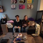 Oscar Silva (24) y Natalie Taylor (23) en su apartamento, en Denton, Texas. Oscar tiene un blanco en la espalda mientras Donald Trump se prepara para retomar el poder.