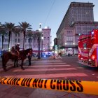 La policía acordonó la intersección de Canal Street y Bourbon Street en el Barrio Francés de Nueva Orleans.