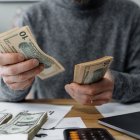 Plan. Una persona organiza sus finanzas, separa el dinero con el que debe pagar deudas.