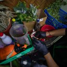 El curandero ecuatoriano Ismael mezcla hierbas para un ritual para recibir el nuevo año 2025 este martes 31 de diciembre, en un local de curanderos en Quito (Ecuador).