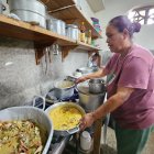 Acto. Preparar encocado se convierte en el sustento familiar