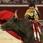 El torero venezolano Jesús Enrique Colombo lidia al toro Duende de la ganadería Campo Real, este lunes durante la Feria de Cali, en Cali (Colombia).