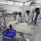 Investigación. Expertos analizan alimentos procesados en un laboratorio de la Espol.