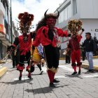 Las familias en Píllaro, Tungurahua, se preparan con meses de antelación para el desfile de los diablos.