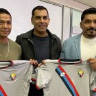 Omar Asad (d) en su llegada al Aeropuerto Internacional Mariscal Sucre, en Quito.