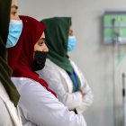 Las estudiantes de enfermería ypartería Tahmina Azami, Shakila Nouri y Madina Azami en un hospital privado en Kabul.