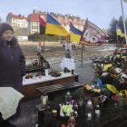 La ucraniana Hanna Yamros visita en el Cementerio Militar de Leópolis la tumba de su hijo, muerto en la guerra.