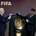GIanni Infantino (i) junto a Ronaldo en la presentación del Mundial de Clubes 2025