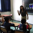 Un grupo de estudiantes durante una clase de quechua del proyecto Rimanakuy.