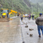Trabajos de emergencia en la vía Cuenca-Molleturo-El Empalme tras socavón causado por las lluvias.