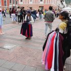 Informalidad. Los vendedores autónomos recorren las calles, ofreciendo sus productos, mientras se enfrentan al clima y los controles municipales.