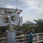 Fotografía de archivo de los altavoces del sistema de alerta de tsunami en Padang, en la provincia de Sumatra Occidental en Indonesia, el país más afectado por el tsunami del 26 de diciembre de 2004.