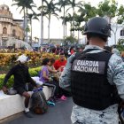 Un integrante de la Guardia Nacional (GN) camina en un parque este jueves, en el municipio de Tapachula, en Chiapas (México).