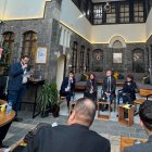 El ministro de Asuntos Exteriores de Francia, Jean-Noel Barrot (C-R), se reúne con representantes de la sociedad civil siria en Damasco el 3 de enero de 2025.