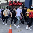 Los trabajadores chinos de camino a trabajar a casinos virtuales, ilegalizados a partir del pasado 31 de diciembre.