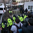 La policía hace guardia en la residencia del presidente destituido de Corea del Sur, Yoon Suk Yeol, en Seúl, el 3 de enero de 2025.