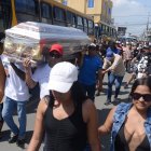 Honras fúnebres de niños de Las Malvinas.