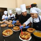 Los chefs decoran las roscas de reyes en la panadería del Hilton Colon.