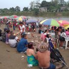 Visitas. Decenas de ciudadanos llegaron a los balnearios de Salitre.