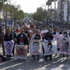 Familiares de las víctimas de Ayotzinapa sostienen retratos de los estudiantes desaparecidos mientras participan en una peregrinación frente a la Basílica de Nuestra Señora de Guadalupe.