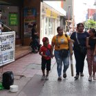 MEX8903. TAPACHULA (MÉXICO), 04/01/2025.- El migrante de origen ruso Tajir (i) canta para recibir ayuda este viernes, en el municipio de Tapachula en Chiapas (México). Rusos buscan refugio en México por ser LGBTI o escapar de la guerra, mientras el Gobierno mexicano reporta una subida interanual del 64 % en la migración irregular de Rusia. EFE/ Juan Manuel Blanco