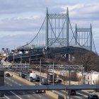 ACOMPAÑA CRÓNICA: EEUU AUTOMÓVIL AME8474. NUEVA YORK (ESTADOS UNIDOS), 04/01/2025.- Fotografía de vehículos en la autopista hacia el puente Robert F. Kennedy este jueves, Nueva York (EE.UU.). Nueva York estrena mañana domingo el polémico peaje de 9 dólares que los conductores deberán pagar para entrar en el centro de Manhattan y que obligará a muchos viajeros a utilizar el metro de la ciudad, que en las últimas semanas ha sido escenario de varios incidentes violentos. EFE/ Ángel Colmenares